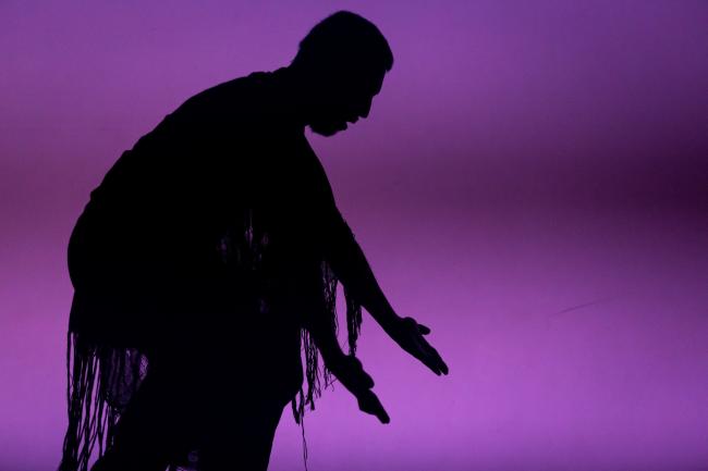 Sombra de hombre bailando.