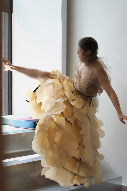 Mujer bailando en una ventana. 
