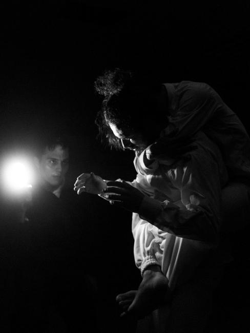 Dos personas bailando a la luz de una linterna. 