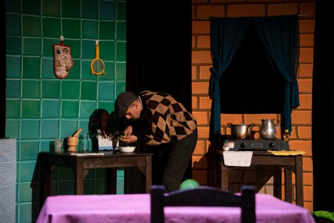 Hombre en una cocina. 