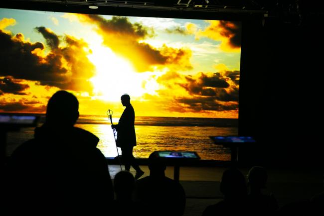 Grupo de personas bailando. 