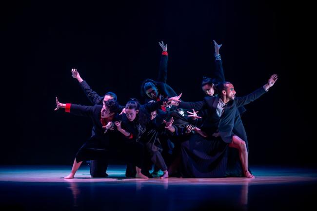 Grupo de personas bailando. 