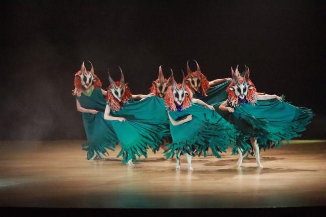 Grupo de bailarines con máscaras de diablo
